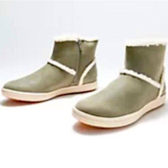 NWT Clarks Cloudsteppers Faux Fur Ankle Boots Olive Taupe Size 10M - Picture 1 of 5